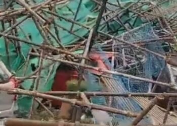 नोएडा में आंधी से गिर गई निर्माणाधीन बिल्डिंग की शटरिंग, पार्किंग में खड़ी 14 गाड़ियां क्षतिग्रस्त