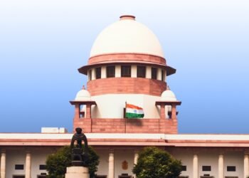 दिल्ली हाईकोर्ट के गेट पर धरना देंगे सुप्रीम कोर्ट के जज! फुटपाथ पर सुनवाई के दौरान सख्त टिप्पणी