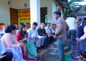 पौड़ी: उमरेला गांव पहुंचीं DM स्वाति एस. भदौरिया, ग्रामीणों की समस्याएं सुनीं, एक सप्ताह में लगेगा स्वास्थ्य शिविर