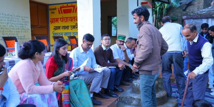 पौड़ी: उमरेला गांव पहुंचीं DM स्वाति एस. भदौरिया, ग्रामीणों की समस्याएं सुनीं, एक सप्ताह में लगेगा स्वास्थ्य शिविर
