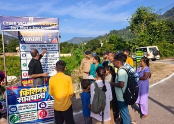 पौड़ी पुलिस की साइबर सुरक्षा मुहिम, कोटद्वार में कैनोपी लगाकर लोगों को किया जागरूक