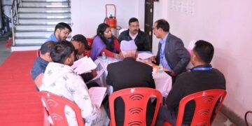 पौड़ी गढ़वाल में मतदेय स्थलों के पुनर्निर्धारण की तैयारी, राजनीतिक दलों के साथ हुई बैठक
