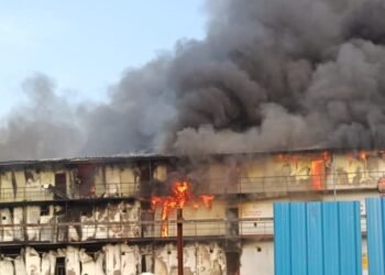 लखनऊ एयरपोर्ट के लेबर रूम में लगी भीषण आग, मची अफरा-तफरी; दमकल की कई गाड़ियां मौके पर